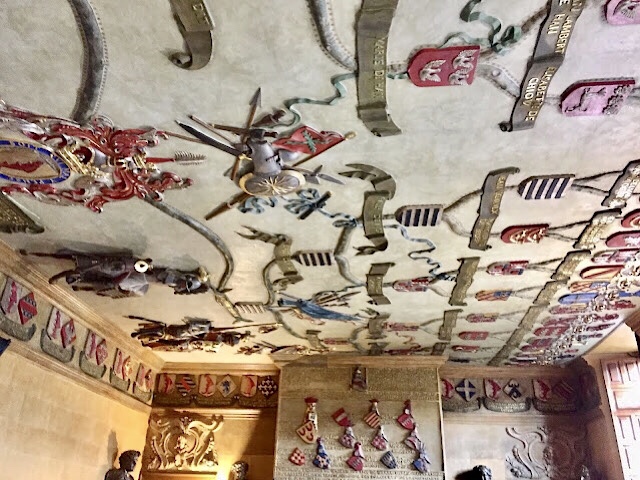 « Des stucs sur le plafond de la salle des gardes