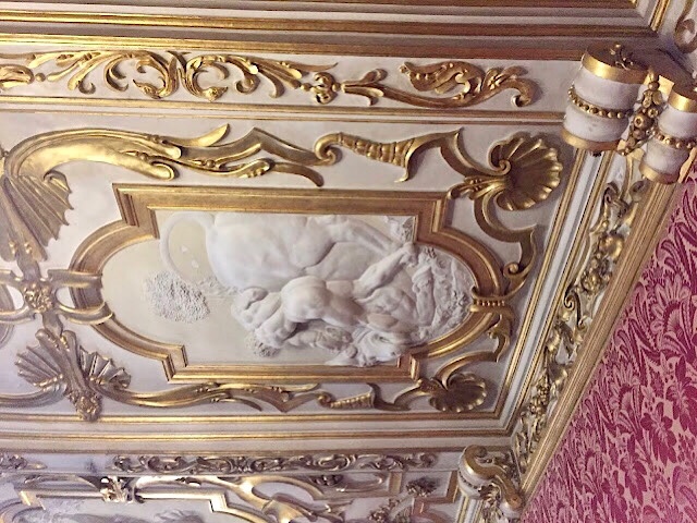 « Plafond stuqué du salon d’Hercule du château de Modave »