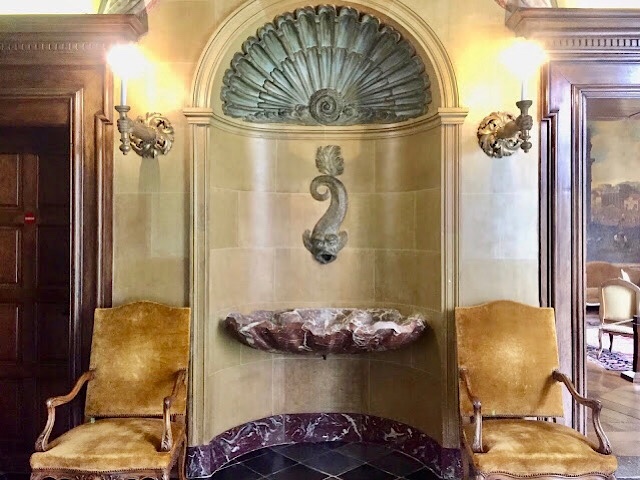 « La petite salle dans le château de Modave »