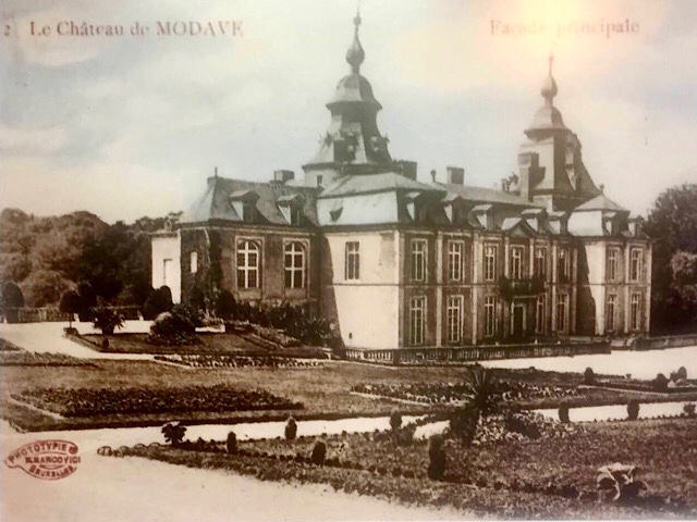 « Une gravure ancienne représente la façade principale du château de Modave »