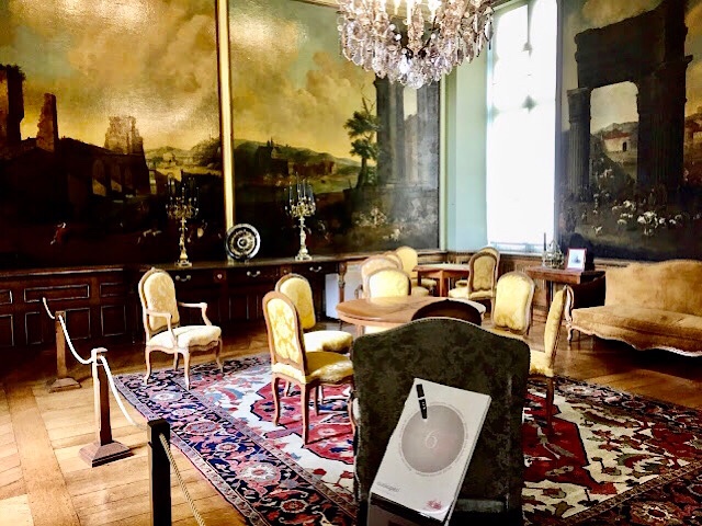 «  Le salon familial dans le château de Modave »