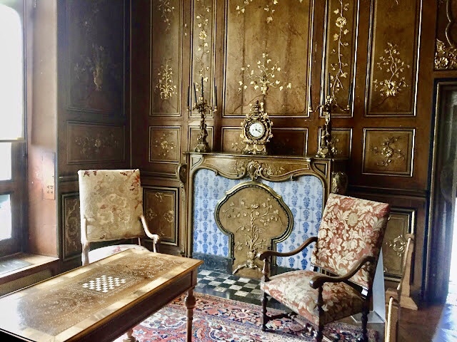 « Le salon Louis XV dans le château de Modave »