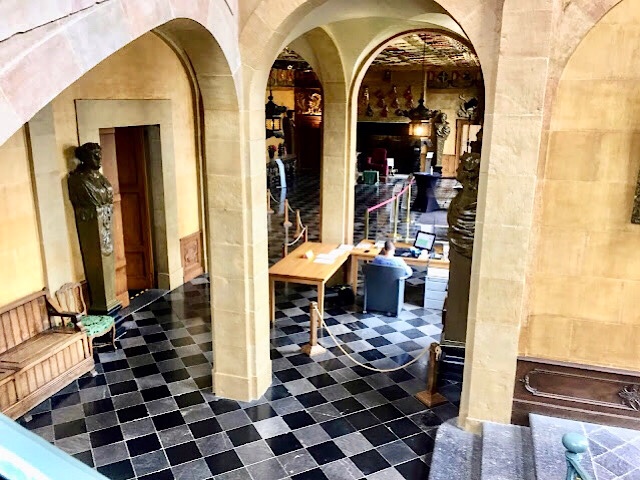 « L’escalier d’honneur est situé près de l’entrée du château de Modave »