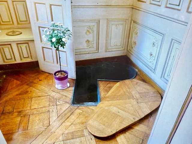 « Une salle de bain dans le château de Modave »