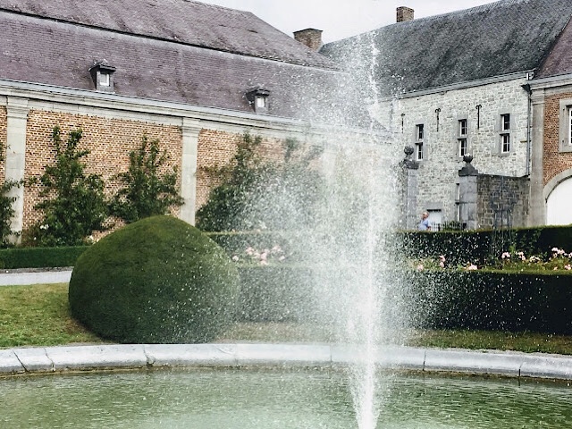 « Un jet d’eau dans la cour du château de Modave »