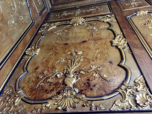 « Panneaux décorés dans le château de Modave »