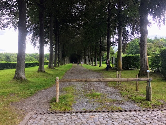 «  Un chemin de randonnées près du château de Modave »