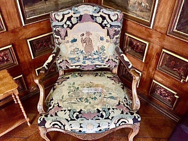 « La salle des peintures dans le château de Modave »