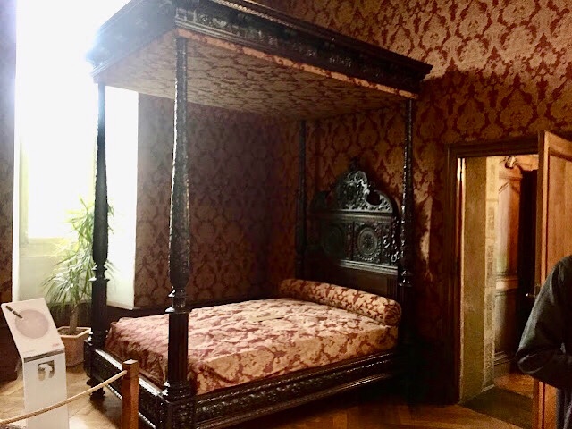 « La chambre du donjon dans le château de Modave »